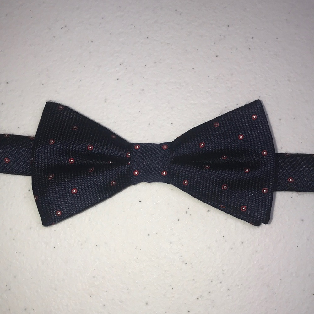 Van Heusen, Bow Tie, Like New, %100 Silk, Blue, Red & Silver Design